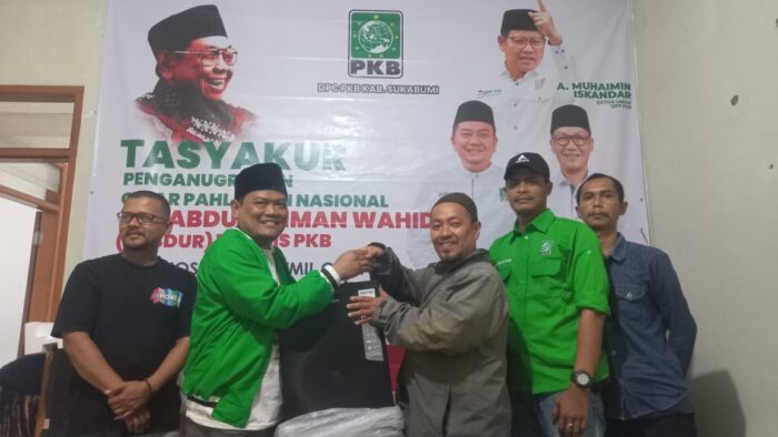Simbolis penyerahan bantuan speaker portable dari DPC PKB Kabupaten Sukabumi untuk tiga lembaga. 