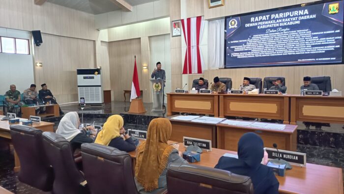 Ketua Bapemperda DPRD Kabupaten Sukabumi, Bayu Permana, menyampaikan pemaparan di sela Rapat Paripurna Penetapan Perda Patanjala, Rabu (12/11/2025).