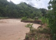 Tebing Sungai Cidadap di Simpenan Sukabumi Amblas, Rumah Warga Terancam