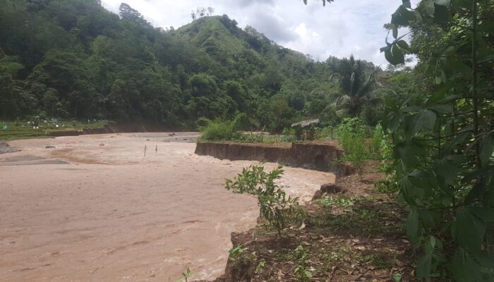 Tebing Sungai Cidadap di Simpenan Sukabumi Amblas, Rumah Warga Terancam