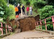 Jembatan Penghubung Kota-Kabupaten Sukabumi Ambruk, Akses Terputus