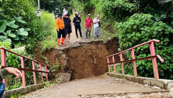 Jembatan Penghubung Kota-Kabupaten Sukabumi Ambruk, Akses Terputus