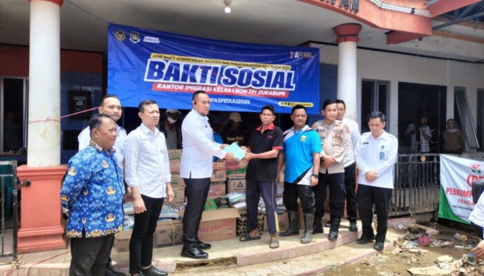 Peduli Korban Banjir Cisolok, Imigrasi Sukabumi Salurkan Bantuan Sembako dan Alquran