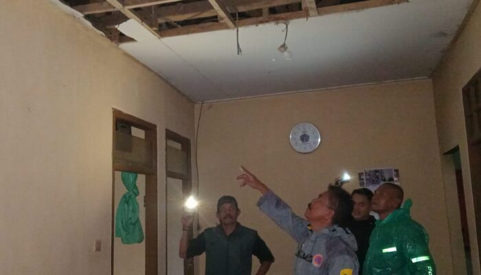 Ngeri! Rumah Warga Parakansalak Sukabumi Tersambar Petir