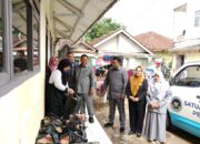 Pulihkan Semangat Belajar, DPRD Kabupaten Sukabumi Bagikan 100 Sepatu untuk Siswa Korban Banjir Cisolok