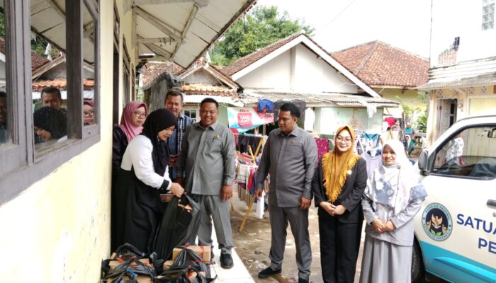 Pulihkan Semangat Belajar, DPRD Kabupaten Sukabumi Bagikan 100 Sepatu untuk Siswa Korban Banjir Cisolok