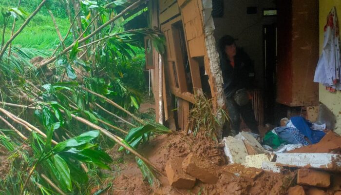 Longsor Terjang Dua Titik di Sukabumi Utara, Rumah Warga Rusak Berat