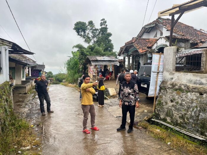 Polisi melakukan olah TKP di lokasi begal HP anak di Kampung Pasirmuncang, Desa Margaluyu, Kecamatan Sukaraja, Kabupaten Sukabumi, Minggu (23/11/2025). 