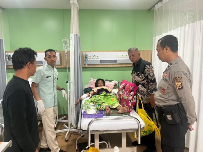 Anggota Polsek Sukaraja Polres Sukabumi Kota meninjau kondisi anak korban begal HP di Kecamatan Sukaraja, Kabupaten Sukabumi,