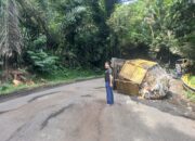 Truk Sampah DLH Terguling di Tanjakan Baeud Sukabumi, Jalan Berlubang Diduga Jadi Pemicu