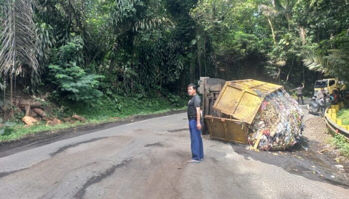 Truk Sampah DLH Terguling di Tanjakan Baeud Sukabumi, Jalan Berlubang Diduga Jadi Pemicu