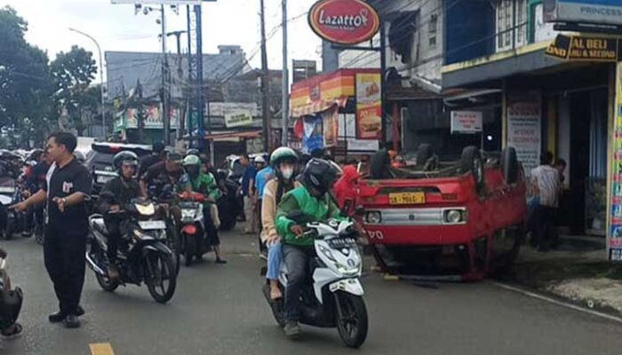 Kecelakaan di Ciaul Sukabumi, Angkot Merah Terbalik Dihantam Fortuner Hitam