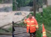 Akses Terputus, Jembatan Darurat Warga di Warungkiara Sukabumi Ambruk Diterjang Banjir