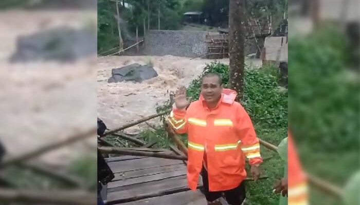 Akses Terputus, Jembatan Darurat Warga di Warungkiara Sukabumi Ambruk Diterjang Banjir