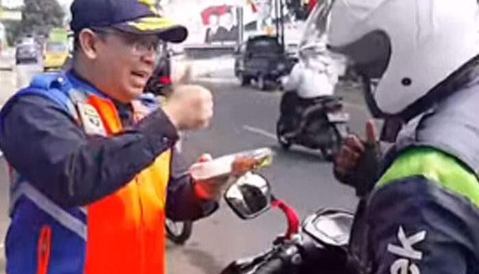 Dishub Kota Sukabumi Bagikan Makanan untuk Pengemudi Angkot dan Ojol dalam Program Jumat Berkah