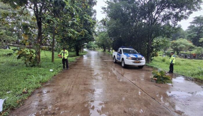 Jalanan Gelap Minim Penerangan, Pemotor Tewas Tabrak Truk Sampah di Lembursitu Sukabumi