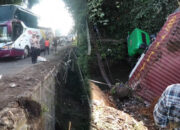 Sopir Mengantuk, Polisi Ungkap Kronologi Truk Kontainer Terjun di Sukalarang Sukabumi