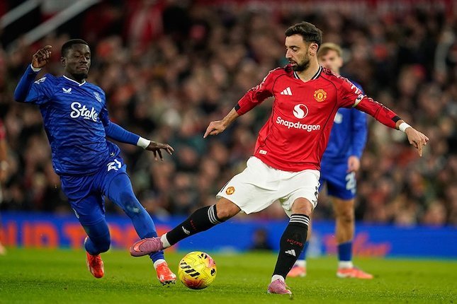 Idrissa Gueye berduel dengan Bruno Fernandes dalam laga Premier League antara Manchester United vs Everton di Old Trafford, 25 November 2025 (c) AP Photo/Dave Thompson