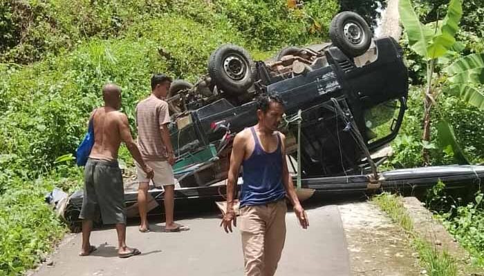 Mobil Bak Terbuka Terbalik di Cisolok Sukabumi, Warga Bantu Evakuasi