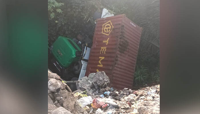 Innalillahi! Truk Kontainer Terjun ke Jurang di Sukalarang Sukabumi