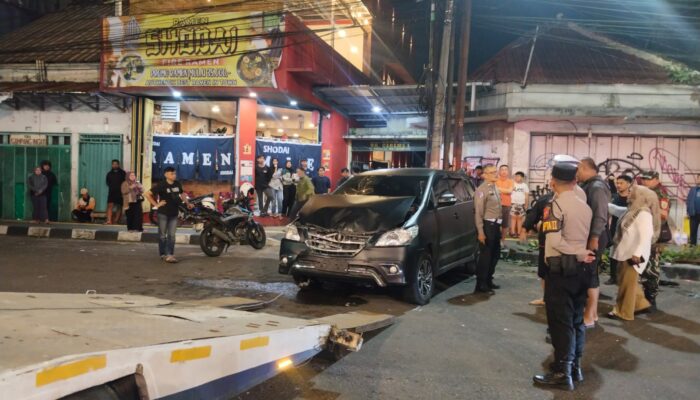 Rem Blong di Tengah Kota, Truk Wing Box Hantam Beruntun Empat Kendaraan di Jalan Ahmad Yani Sukabumi