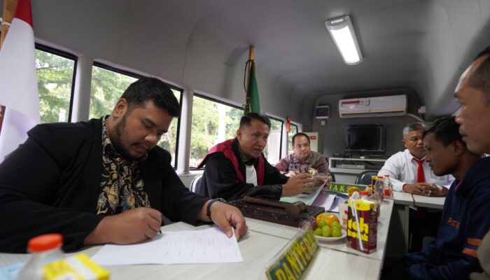 Satpol PP Kota Sukabumi Tertibkan PKL di Zona Merah