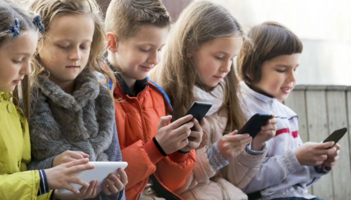 Ketika Smartphone Dianggap Ancaman: Dunia Mulai Batasi Akses Anak ke Gawai