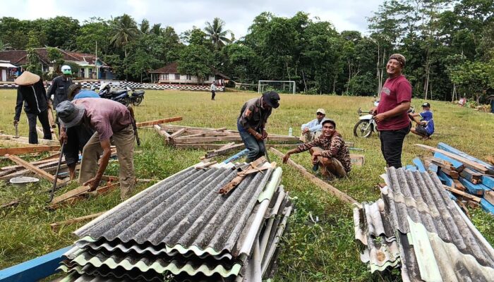 Warga Padajaya Gotong Royong Bangun Balai Sawala Baru di Jampangkulon