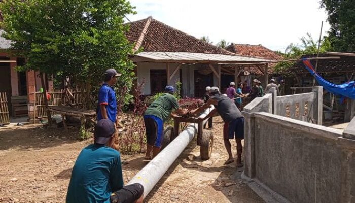Gotong Royong Warga Dorong Perluasan Akses Listrik di Desa Cipeundeuy