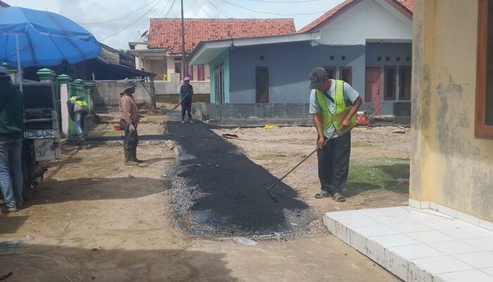 Disperkim Sukabumi Bangun Jalan Lingkungan di Desa Cipeundeuy, Akses Warga Kian Terbuka