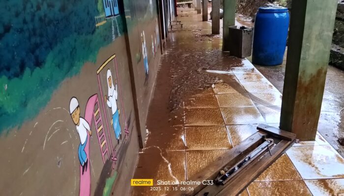 Madrasah di Gunung Rompang Sukabumi Kebanjiran, Guru Harapkan Perhatian Pemerintah