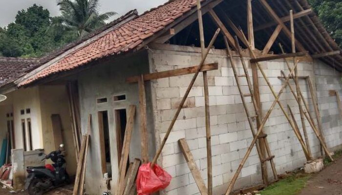 Warga Cisalak di Sukamaju Terima Bantuan Rutilahu dari Disperkim Sukabumi