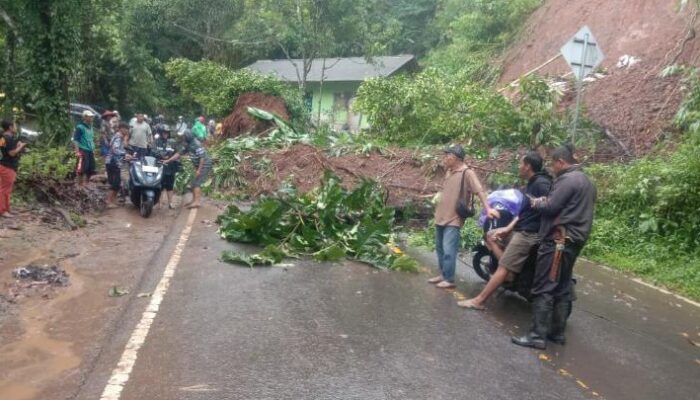 Lima Titik Longsor Tutup Jalur Bagbagan–Kiaradua, Lalu Lintas Lumpuh Total