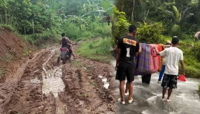 Jalan dan Jembatan Rusak, Ibu Pascamelahirkan di Bangbayang Sukabumi Harus Ditandu Warga