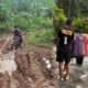 Jalan dan Jembatan Rusak, Ibu Pascamelahirkan di Bangbayang Sukabumi Harus Ditandu Warga