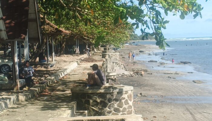 Cuaca dan Akses Jaringan Jadi Tantangan Kunjungan Wisatawan di Pantai Minajaya Saat Libur Nataru