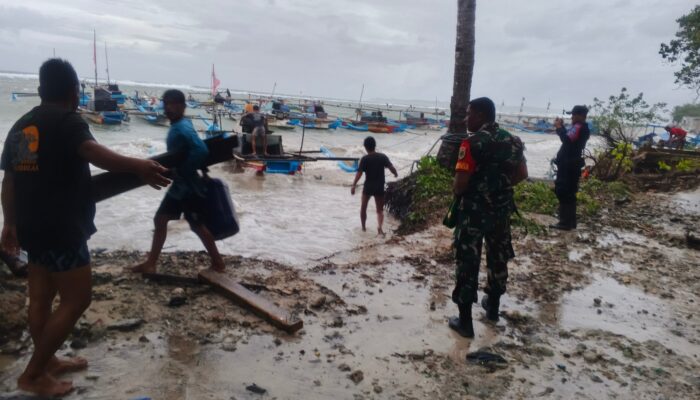 Gelombang Pasang Warnai Libur Akhir Tahun di Ujunggenteng, Aktivitas Wisata Sempat Terhenti