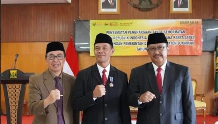 Bupati Asep Japar Serahkan Penghargaan kepada 100 ASN Berdedikasi di Kabupaten Sukabumi