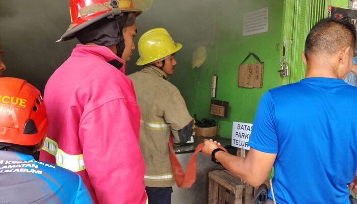 Buka Paksa Pintu, Petugas Damkar Padamkan Kebakaran Ruko Penjual Telur di Palabuhanratu