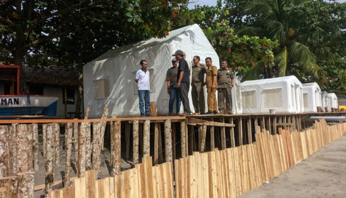 Satpol PP Perintahkan Pembongkaran Glamping Ilegal Milik WNA Korea di Pantai Citepus