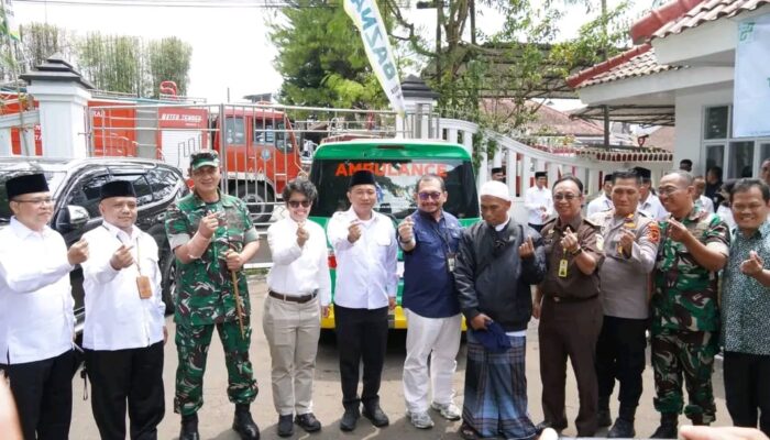 Bareng Wakil Ketua DPRD, Wabup Sukabumi Serahkan Bantuan Ambulans PT AXA untuk Baznas