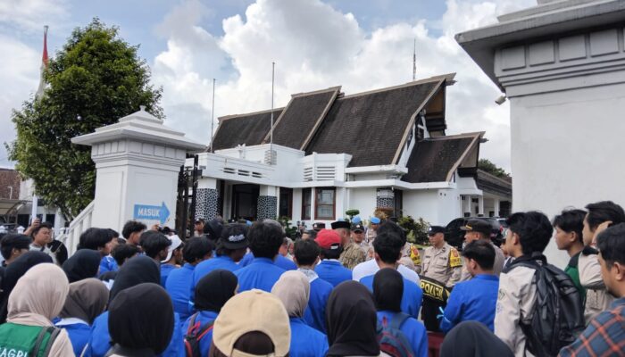 Mahasiswa Geruduk Balaikota Sukabumi, Desak Pemkot Serius Urus Drainase