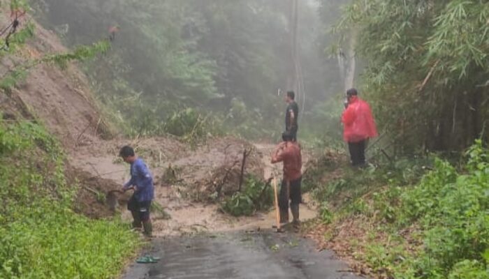 Warga Terisolir, Longsor Putus Akses Jalan Menuju Kampung Gunung Rompang Sukabumi