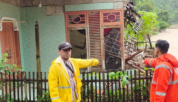 Banjir di Simpenan Sukabumi Hanyutkan Satu Rumah, Puluhan Terancam