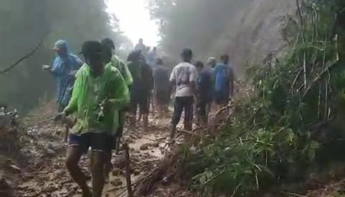 Longsor di Gunung Rompang Sukabumi, Warga Bersihkan Manual Demi Buka Akses Jalan