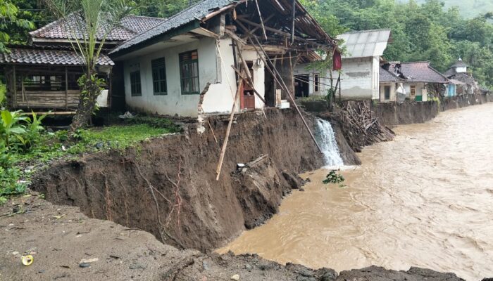 Innalillahi! 16 Rumah Hanyut Diterjang Luapan Sungai Cidadap di Simpenan Sukabumi