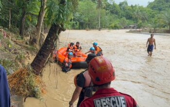 Tim SAR Evakuasi Warga Terisolir Akibat Banjir di Simpenan Sukabumi