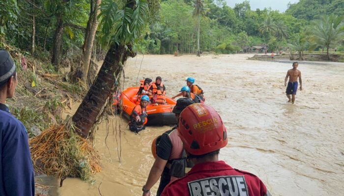 Tim SAR Evakuasi Warga Terisolir Akibat Banjir di Simpenan Sukabumi