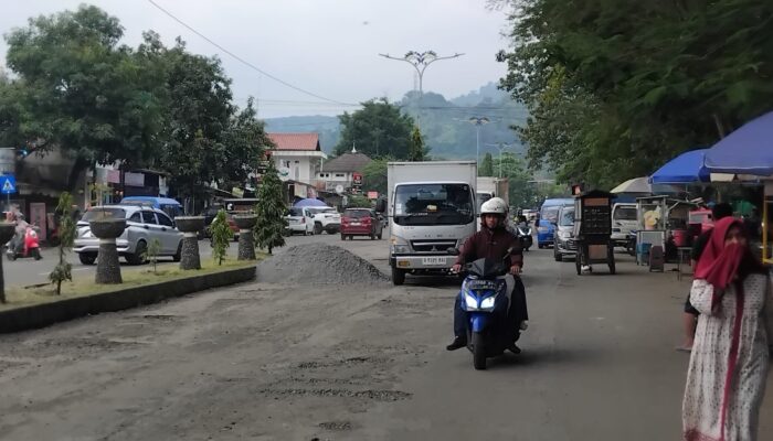 Jalan Rusak Jajaway Ditangani Sementara, Dinas PU Kabupaten Sukabumi Siapkan Solusi Permanen
