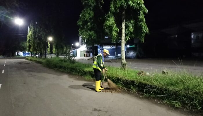 Demi Petugas Kebersihan di Palabuhanratu Sukabumi: Kerja Sebelum Subuh Demi Lingkungan Bersih